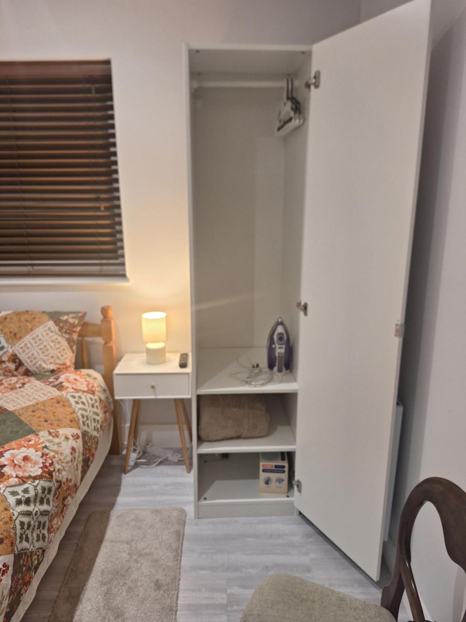Budget Single Room Only For One Adult - Shared Flat Northolt  Exteriér fotografie