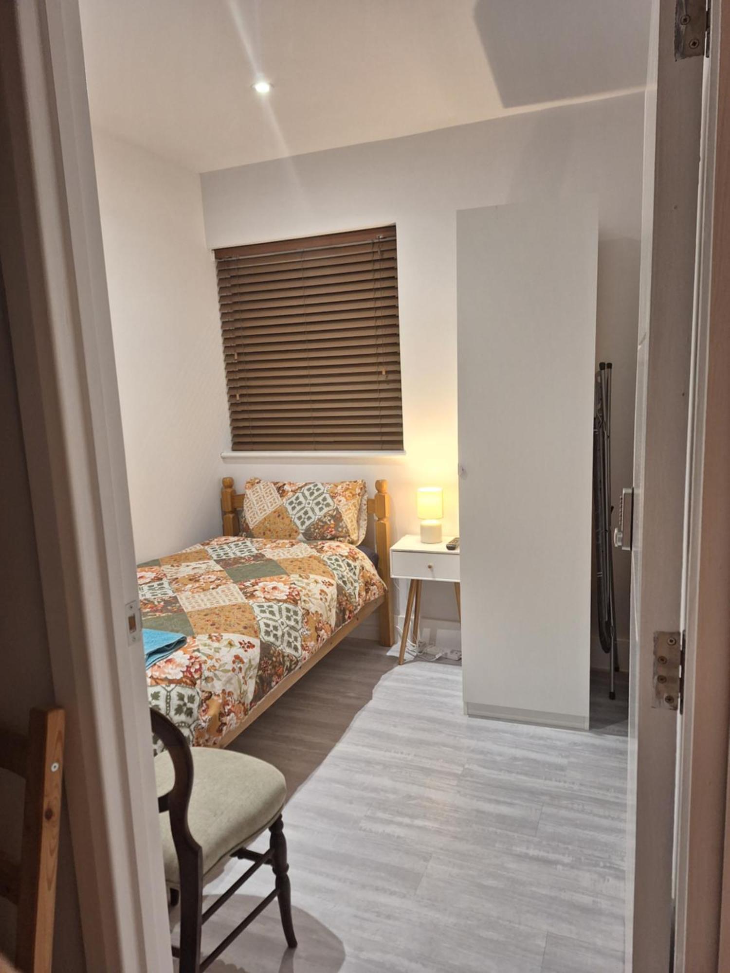 Budget Single Room Only For One Adult - Shared Flat Northolt  Exteriér fotografie