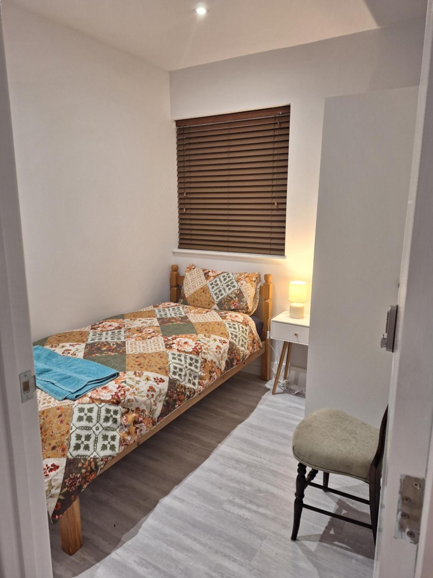 Budget Single Room Only For One Adult - Shared Flat Northolt  Exteriér fotografie
